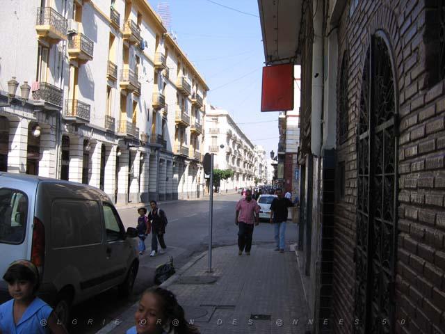 VOYAGE ORAN SEPTEMBRE 2006 33 10 sept. 06 - aprem - RUE D ARZEW RUE LARBI BEN M HIDI LES ARCADES.JPG